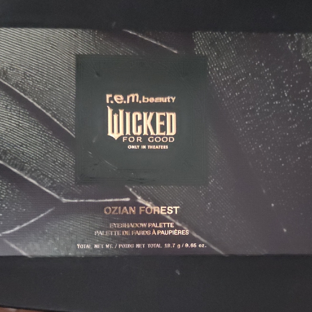r.e.m. beauty Wicked For Good Ozian Forest Eyeshadow Palette - Green Shades
